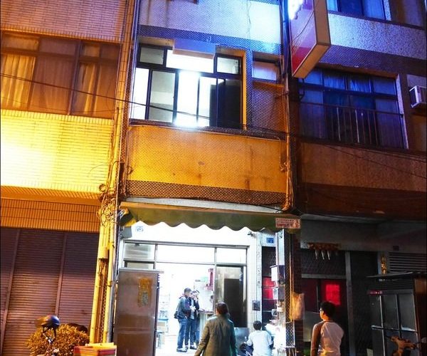 雞料理在這邊。雞胸肉不乾澀的→雞伯